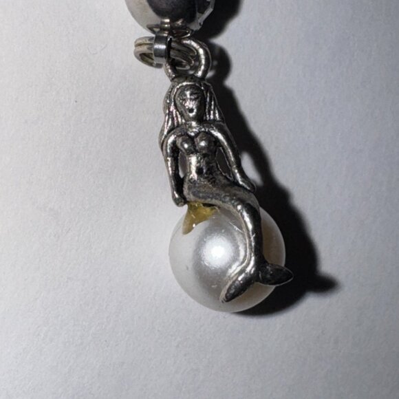 Mermaid on White Pearl Dangle Belly Ring - Picture 12 of 12